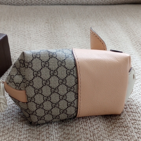 Gucci Beige and Gray Pig-Shaped Coin Pouch - Picture 5 of 7